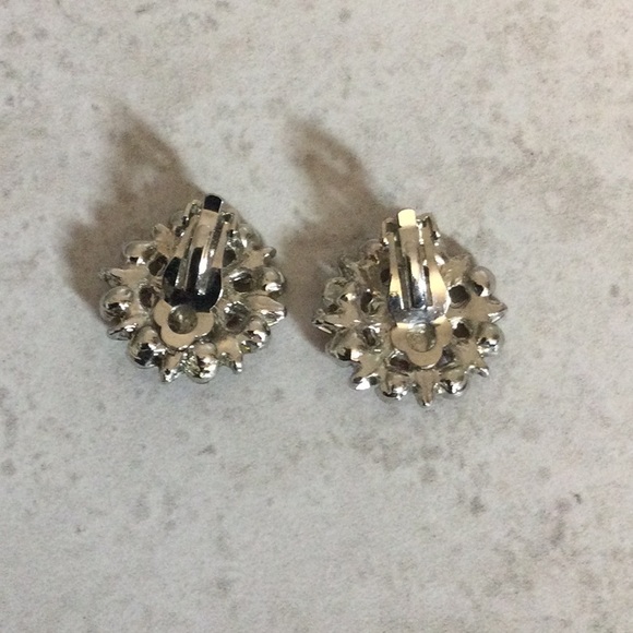 FINAL Red stone studded circle clip earrings - Picture 4 of 5